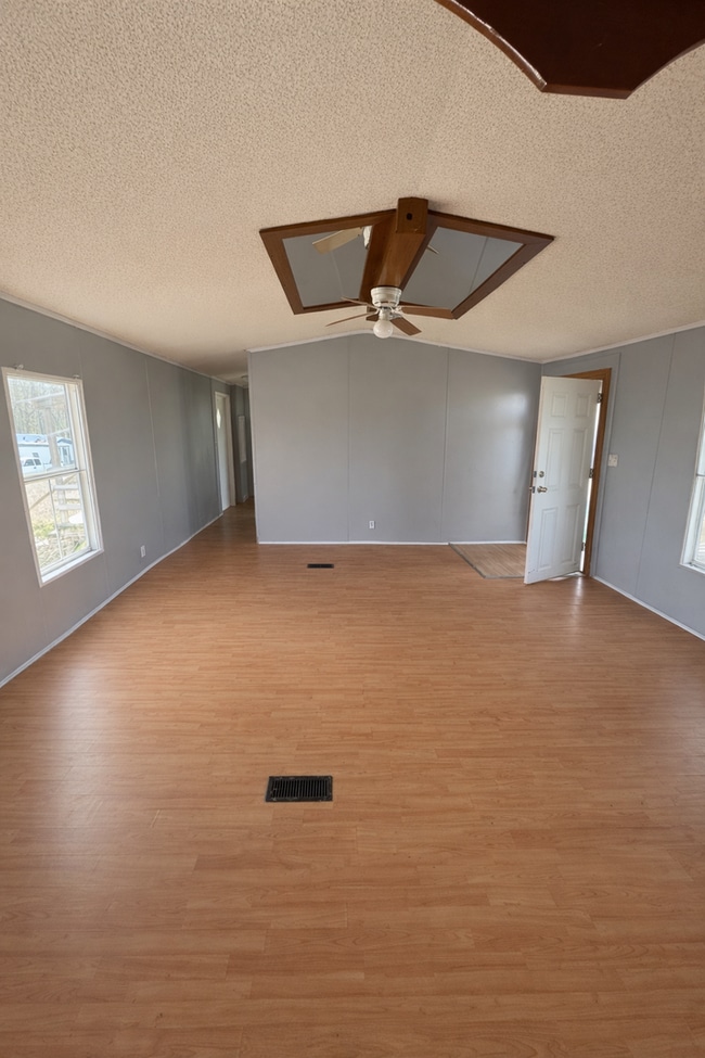 Building Photo - Country living with spacious front and backyard - 3 beds/ 2bath available now