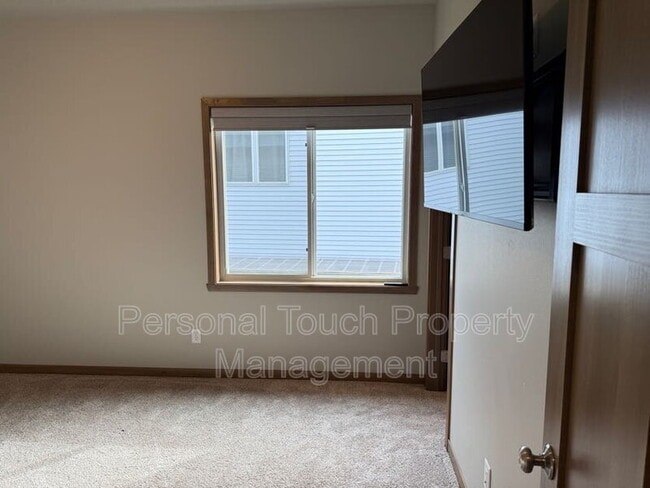 Building Photo - 7352 Eagle Point Dr S