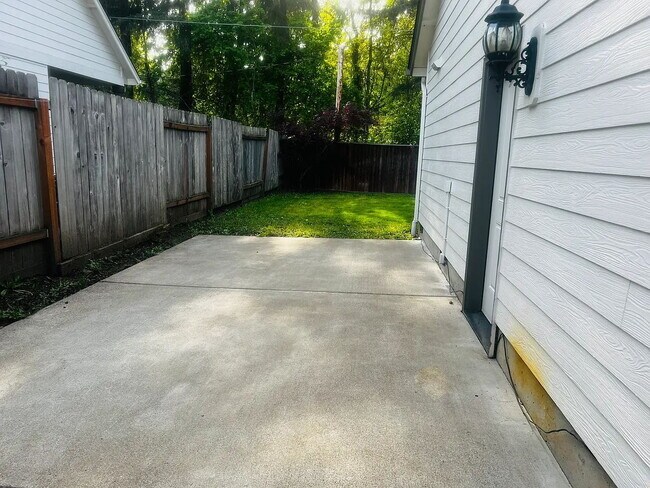 Building Photo - "Charming 3-Bedroom Oasis with Cozy Fireplace in Veneta – 1268 Sq Ft of Comfort!"