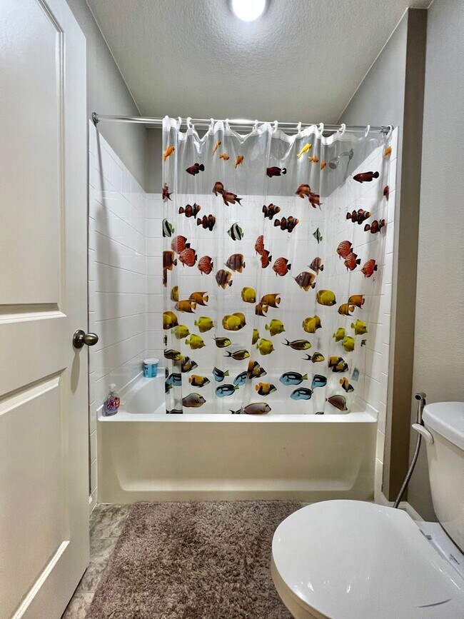 Building Photo - 4 Bed 3 Bath Available August 1st in Windsor!!!