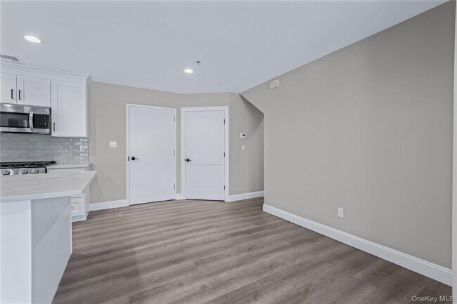 Building Photo - 110 School St