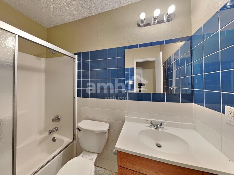 Building Photo - 702 Castlewick Ct