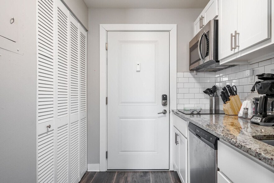 Building Photo - 615 N East St