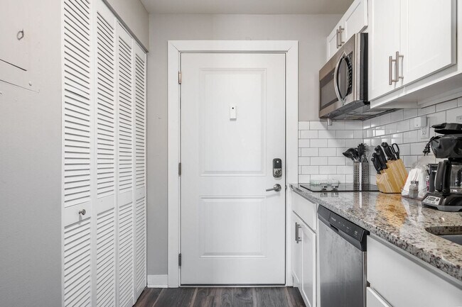 Building Photo - 615 N East St