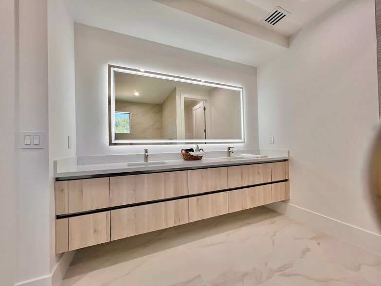 Building Photo - 300 SW 7th St