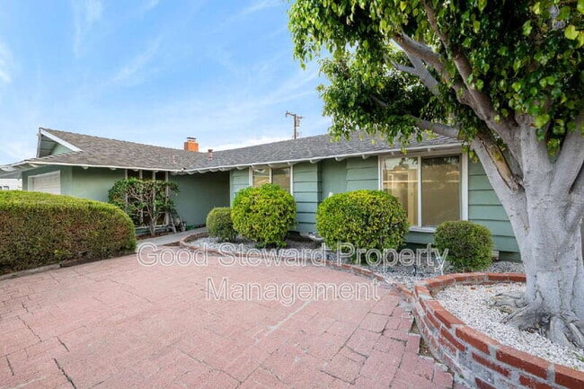 Primary Photo - 5111 Roxborough Dr