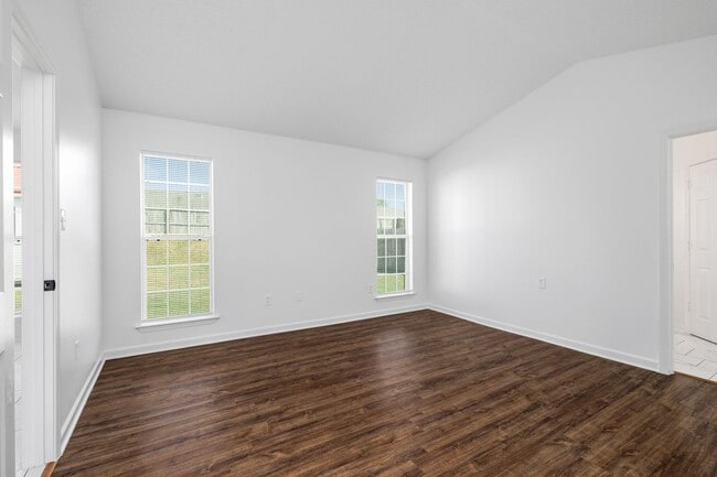 Building Photo - Recently renovated 3 bedroom, 2 bathroom h...