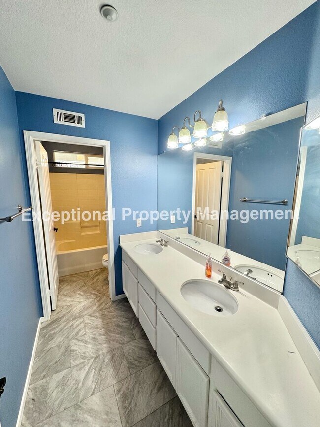 Building Photo - 14855 Hedge Row Ct