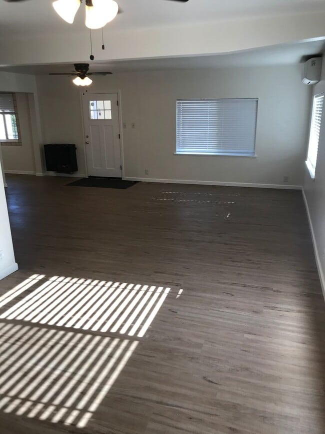 Building Photo - Updated 3 Bedroom 2 Bathroom Home in Paradise!