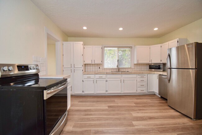 Building Photo - Remodeled 2 Bedroom Home in Salt Lake City!