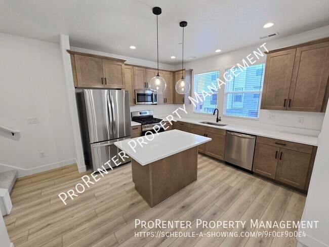 Building Photo - Like New 2 Bed, 2.5 Bath Townhome