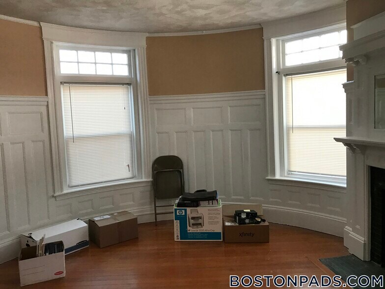 Building Photo - 1887 Beacon St