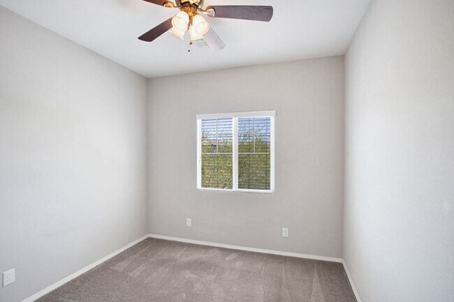 Building Photo - 4 Bed, Beauty With First Floor Bed And Full Bath