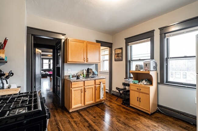 Building Photo - Kenwood flat across from UWM