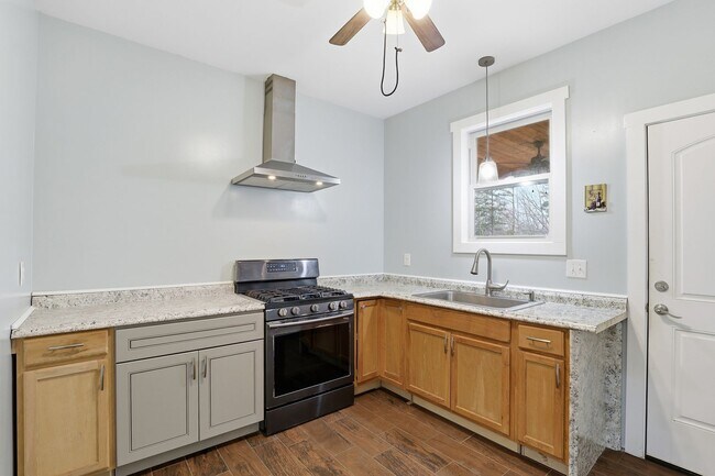 Building Photo - Beautiful Home With Large Yard In Fountain Inn