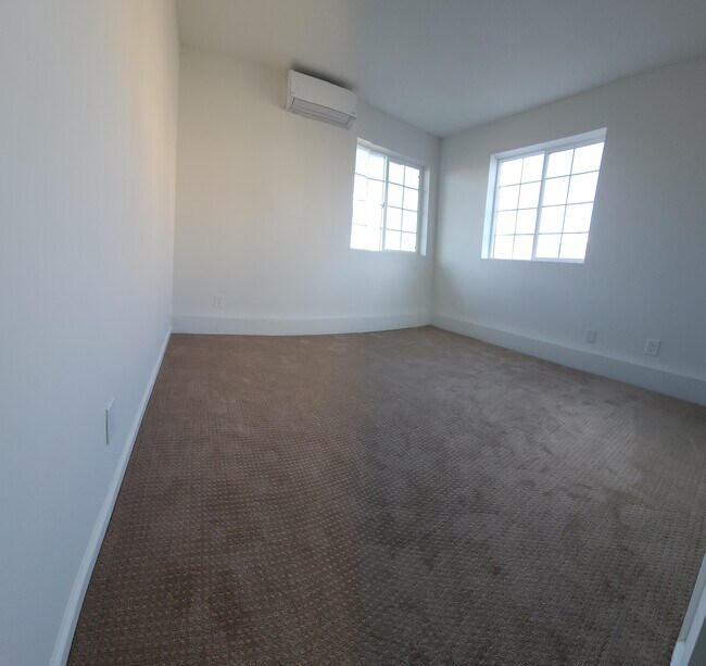 Building Photo - 2215 Rivera St