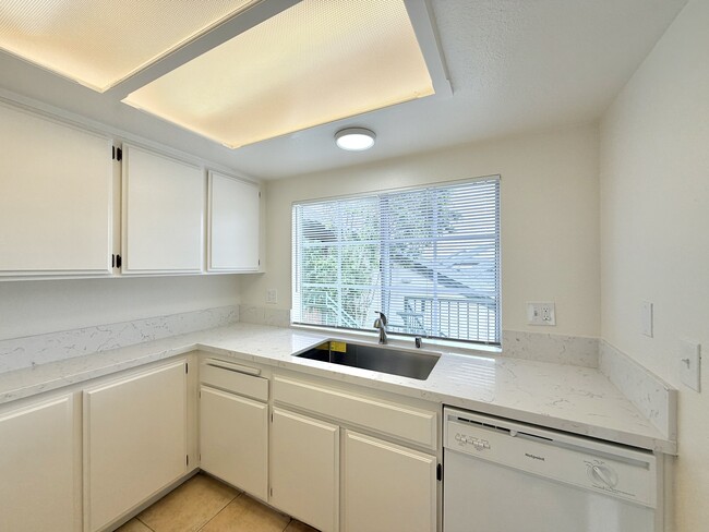 Building Photo - 2660 Twain Dr