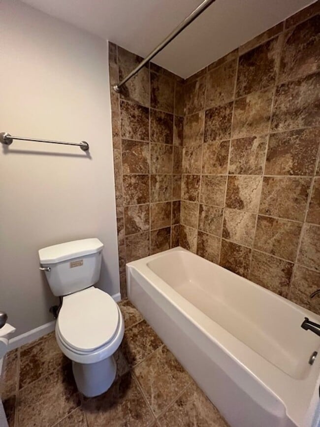 Building Photo - TOP LEVEL 2 BEDROOM 2 BATH CONDO IN FARMINGDALE ESTATES