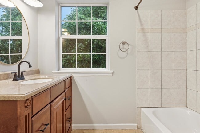 Building Photo - 3B/4B Townhome in Phoenixville!