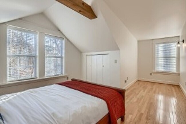 Building Photo - Furnished! Charming 4 Bedroom Home Availab...