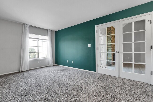 Building Photo - $2,400 - 3 Bed, 2.5 Bath Townhome with Fin...