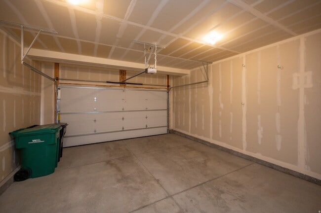 Building Photo - 16087 S Truss Dr