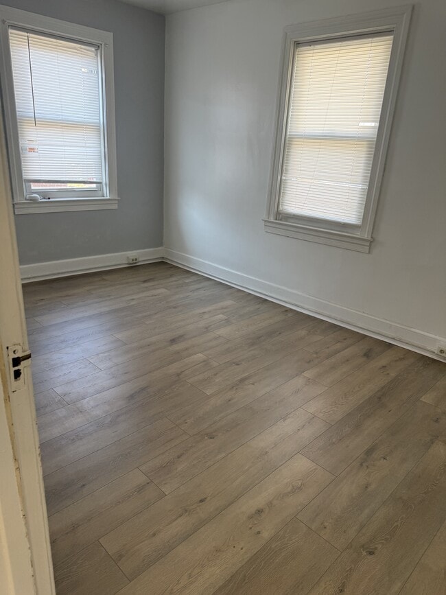 Building Photo - 2532 Glen Terrace