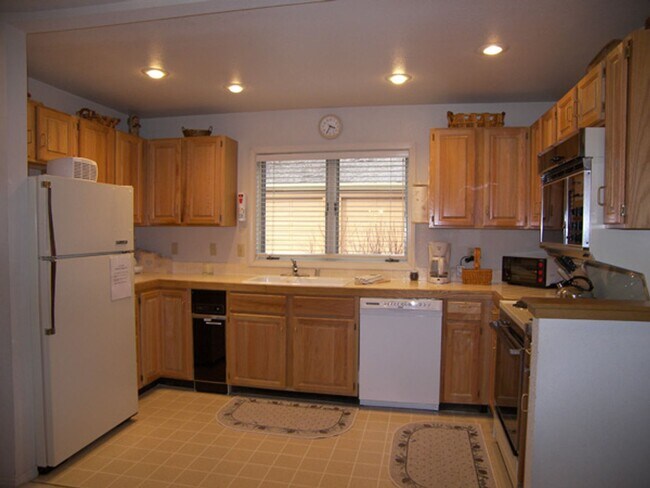 Building Photo - 3 Bedroom Condo in McCloud w 1 Car Garage! Great Location!