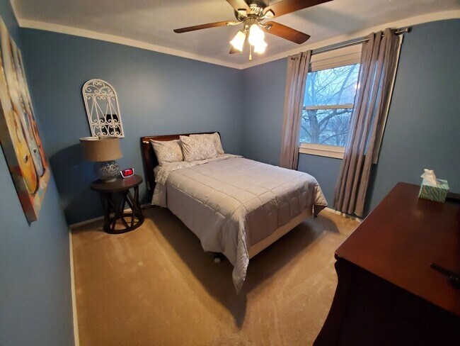 Building Photo - Furnished family home with large fenced backyard