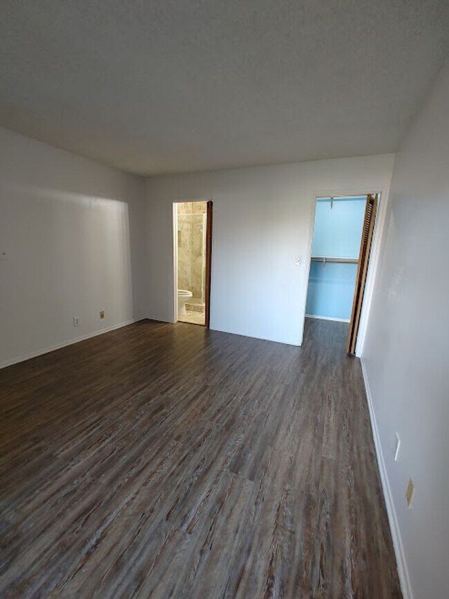 Building Photo - U{COMMING - PEACEFUL 2BD/2BA CONDO NEAR THE PARK  refrigerator