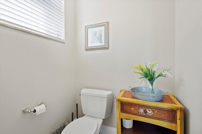 Building Photo - 5829 NW Zenith Dr