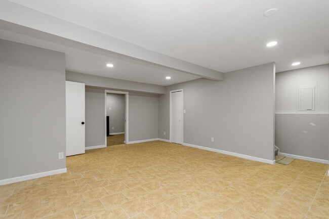 Building Photo - 313 Mews Ct