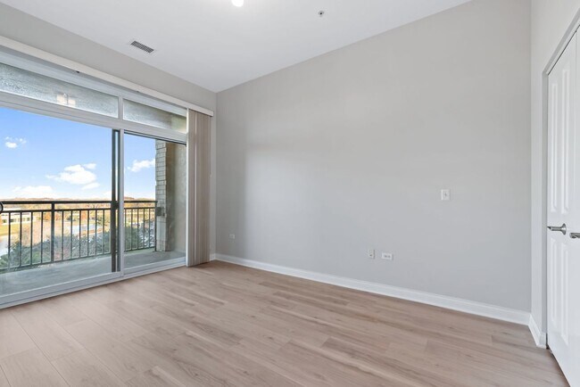 Building Photo - 850 Village Center Dr