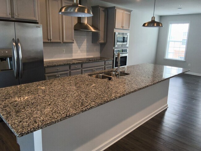 Building Photo - Modern 3 Bed 2.5 Bath Townhouse/Condo Near West End Henrico