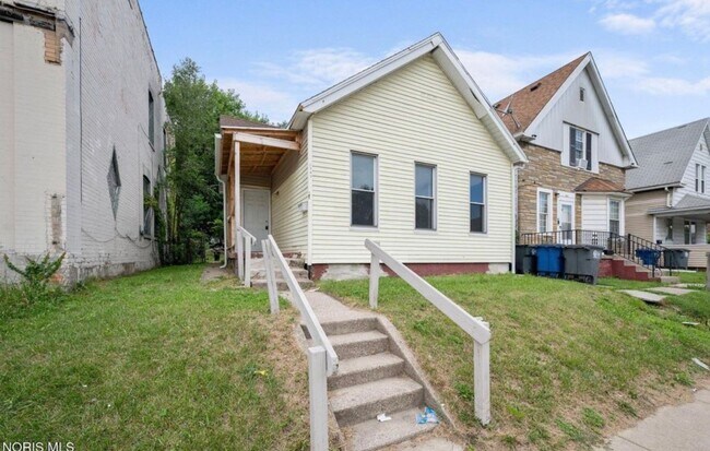 Building Photo - 2615 Lagrange St