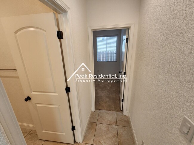 Building Photo - Very Nice 4bd/3ba Elk Grove Home in Gated Community!