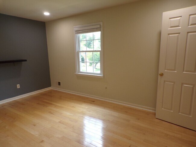 Building Photo - WOW Factor Home in Alexandria