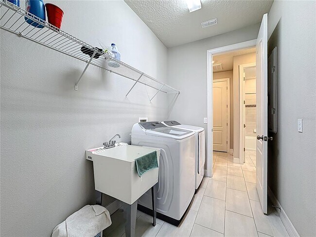 Building Photo - 2232 Bur Oak Blvd