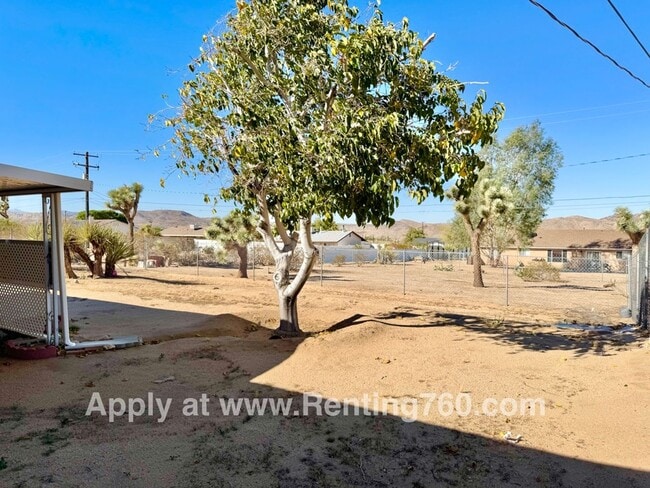 Building Photo - 2 Bed 1 Bath Home Near JT National Park