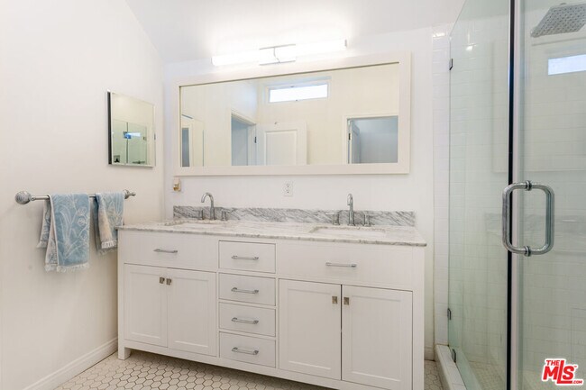 Building Photo - 444 S Roxbury Dr