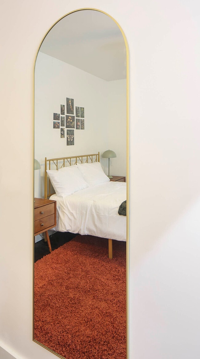 Building Photo - 1104 Matthews Pl