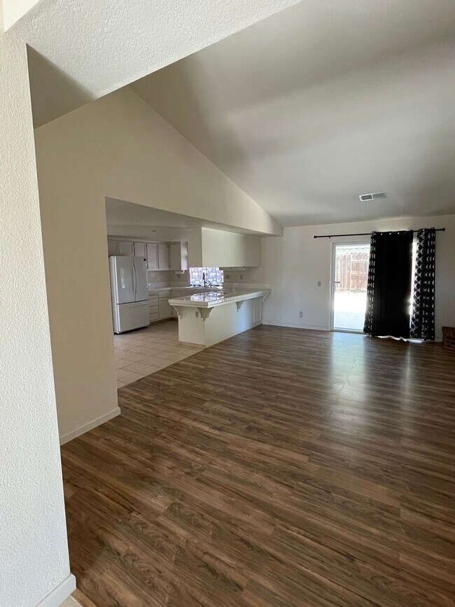 Building Photo - Beautiful 4 bed/ 2 bath home