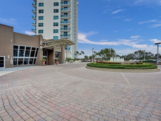 Building Photo - 2681 N Flamingo Rd