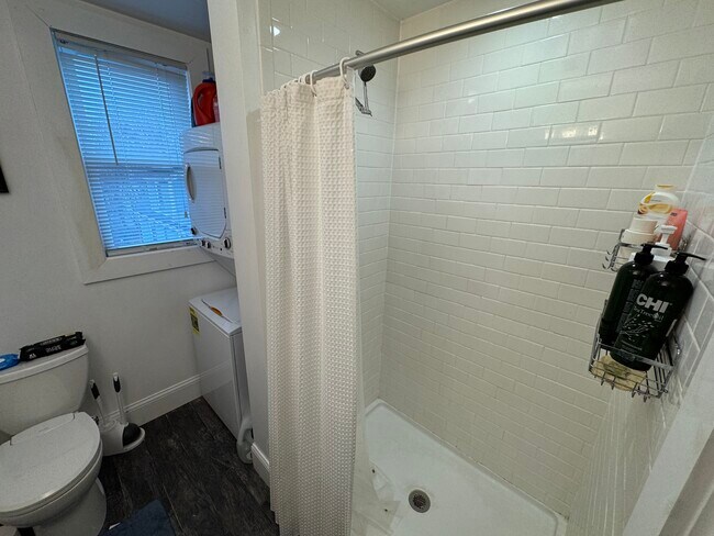 Building Photo - 176 Elm St