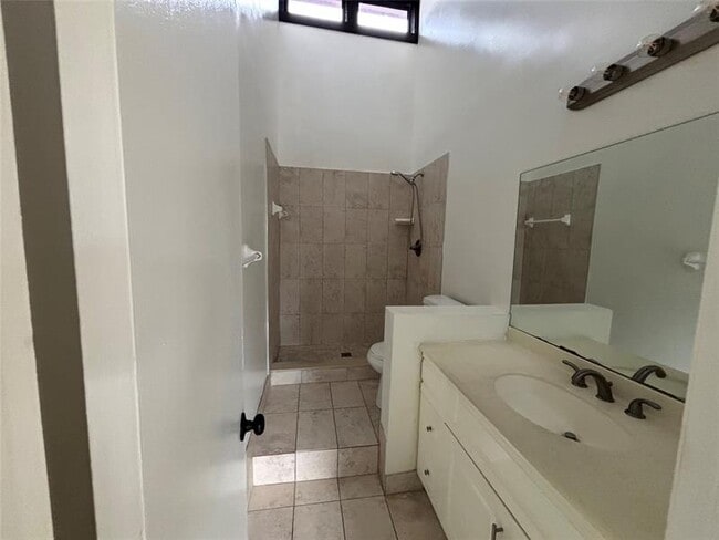 Building Photo - 6837 SW 39th Dr