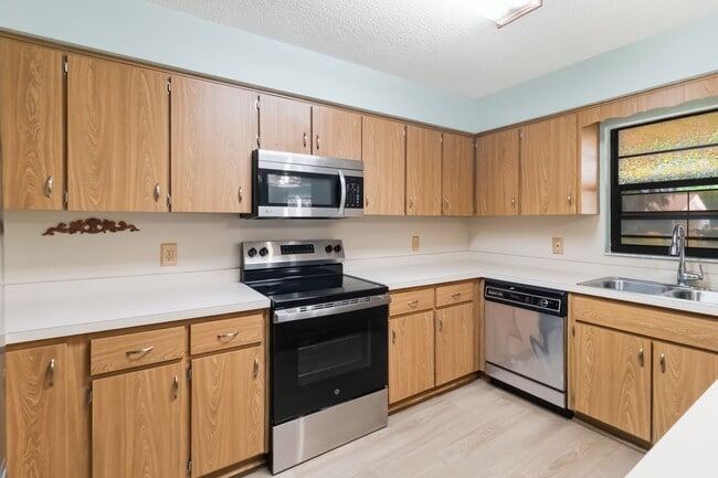 Building Photo - Charming 2/2 Spacious Home with/ 1 Car Garage in St. Cloud Close to the Lakefront Park