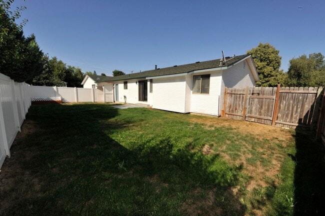 Building Photo - 3 bed 2 bath rancher duplex close to Hayden Lake