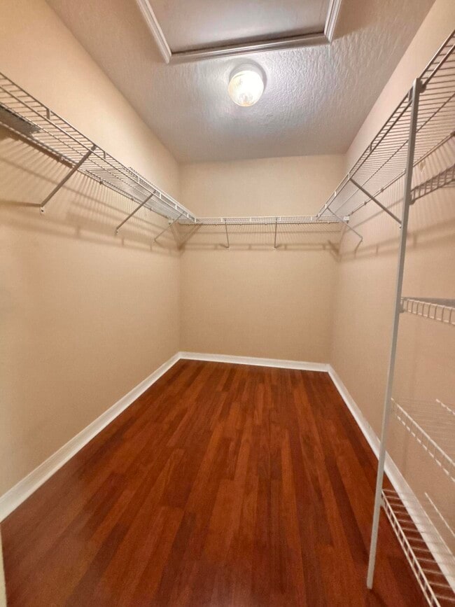 Building Photo - 266 River Bluff Ln