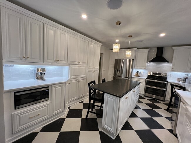 Building Photo - 989 Colonial Dr