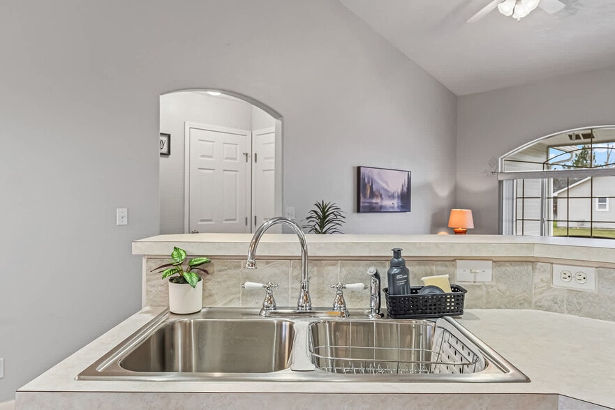 Building Photo - 727 W Clark Ave